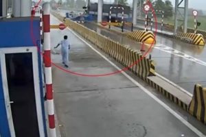 Kontrol&uuml; yitirilen TIR gişeye girdi