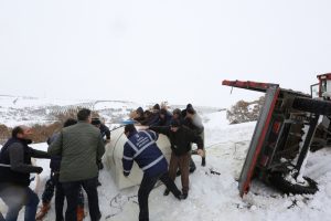 Bursa'da kar kalınlığı 2 metreyi ge&ccedil;ti, yol g&uuml;&ccedil;l&uuml;kle ulaşıma a&ccedil;ıldı