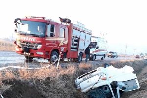 Şarampole yuvarlanan kamyonetin s&uuml;r&uuml;c&uuml;s&uuml; kurtarılamadı