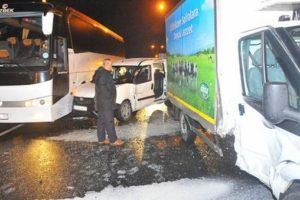 İzmir'de zincirleme trafik kazası! 20 ara&ccedil; birbirine girdi