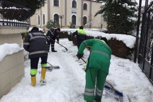 Bursa'da kaldırım ve yollardaki buzlar temizleniyor