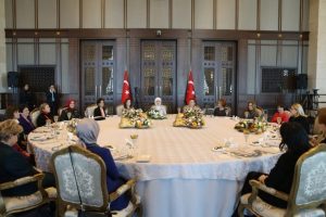 Emine Erdoğan b&uuml;y&uuml;kel&ccedil;i eşleri ile bir araya geldi