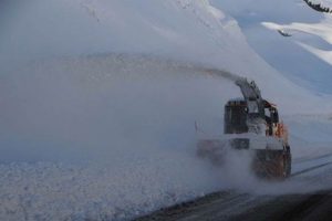 Tunceli'de kar yağışı nedeniyle 250 k&ouml;y yolu ulaşıma kapandı