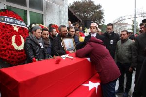 &Ccedil;anakkale şehidini g&ouml;zyaşlarıyla uğurladı