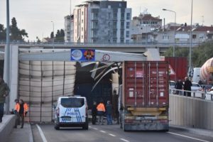 TIR, k&ouml;pr&uuml;n&uuml;n beton bloğuna &ccedil;arptı, faciadan d&ouml;n&uuml;ld&uuml;