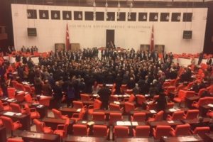 CHP'li vekiller k&uuml;rs&uuml;y&uuml; işgal etti