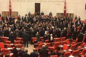 AK Partili Fatih Şahin'in Meclis'teki kavgada burnu kırıldı
