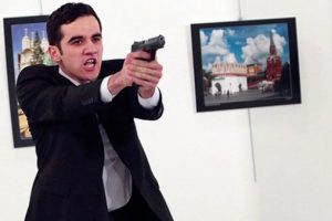 B&uuml;y&uuml;kel&ccedil;i Karlov'u &ouml;ld&uuml;ren ter&ouml;ristin cenazesini alan olmadı