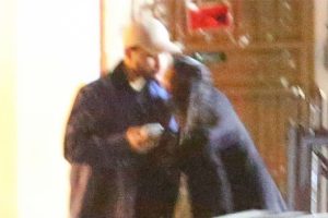 Selena Gomez yeni sevgilisini &ouml;p&uuml;c&uuml;klere boğdu!