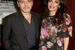 Amal Clooney'den hamilelik pozu