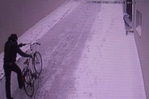 Ayakkabı &ccedil;almaya geldi, bisikleti alıp gitti