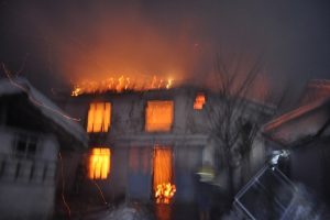 Bursa'da yaşlı &ccedil;iftin evi alevlere teslim oldu, itfaiye buzlanma sebebiyle yolda kaldı