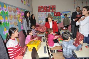 Bursa Osmangazi'den &ccedil;ocuklara oyuncak