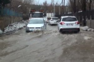 Eriyen kar suları s&uuml;r&uuml;c&uuml;lere zor anlar yaşattı