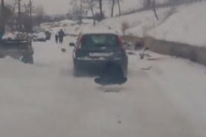 Otomobilin arkasında kızak keyfi