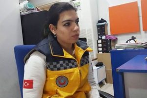 D&ouml;v&uuml;len acil tıp teknisyenine bir darbe de ambulanstan!