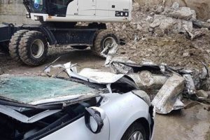 İstinat duvarı &ccedil;&ouml;kt&uuml;; 2 ara&ccedil; altında kaldı