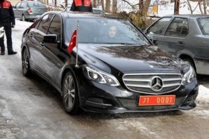 Bir tweet attı, kapısına makam aracı geldi...