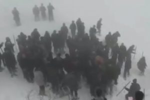 &Ccedil;ığ altında kalan vatandaşı b&ouml;yle kurtardılar