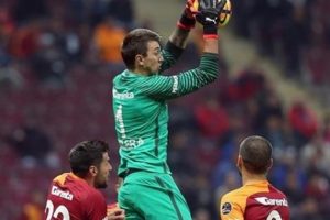 Muslera'ya özel eldiven! 