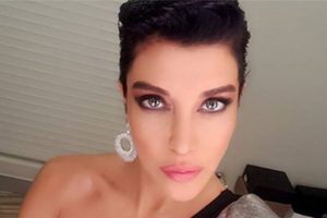 Deniz Akkaya'nın karnına demir saplandı