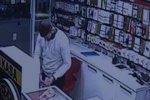 &Ccedil;alıştığı d&uuml;kkanı soyup kayıplara karıştı