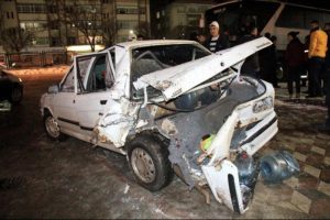 Cenazeden d&ouml;nen otob&uuml;s aydınlatma direğine &ccedil;arptı: 4 yaralı