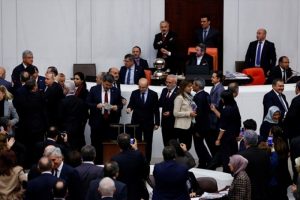 "Cumhurbaşkanının adaylığı ve se&ccedil;imini" d&uuml;zenleyen yedinci madde kabul edildi
