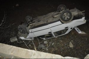 Kazaya m&uuml;dahale eden sağlık g&ouml;revlileri ve yaralılara otomobil &ccedil;arptı: 1 asker can verdi, 4 yaralı