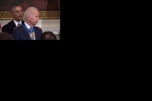 Obama Biden'a ABD'nin en y&uuml;ksek madalyasını verdi