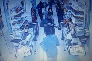 Soygun haberi izleyip, marketten gasp yaptılar