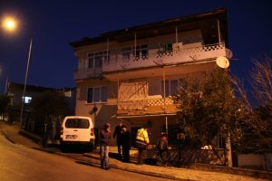 Ara&ccedil; eve daldı, yaşlı &ccedil;ift duvarın altında kaldı