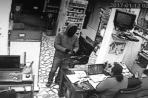 Silahlı soyguncuyu yaka pa&ccedil;a dışarı attı