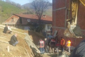 &Ccedil;&ouml;ken duvarın altında kalan iş&ccedil;i hayatını kaybetti