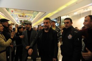 &Ccedil;algı &Ccedil;engi İkimiz oyuncuları Bursalı izleyicisiyle buluştu