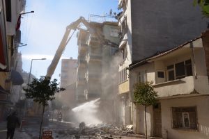 Bursa Gemlik'te riskli bina yıkıldı