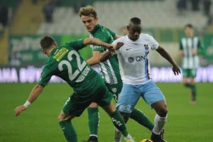 Bursaspor, ikinci yarıyı 10 kişi oynayan Trabzonspor'a diş ge&ccedil;iremedi