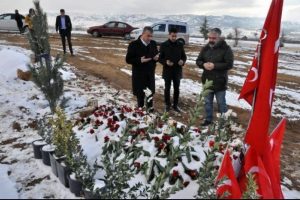 Elazığspor kafilesi, şehit Polis Fethi Sekin'in mezarını ziyaret etti