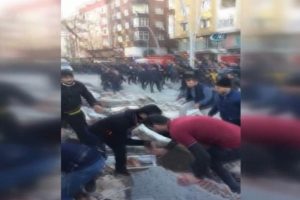 Zeytinburnu'nda &ccedil;&ouml;ken binadan b&ouml;yle kurtarıldı