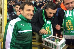 Bursaspor'da Batalla'ya doğum g&uuml;n&uuml; s&uuml;rprizi