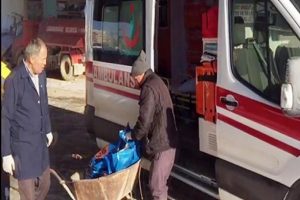Tam teşekk&uuml;ll&uuml; ambulansla kum taşıdılar