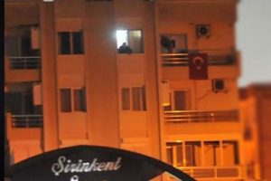 İzmir'de bir kişi eşi ve &ccedil;ocuğunu silahla rehin aldı