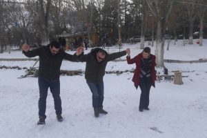 Ankaralılar donan g&ouml;lde horon tepti