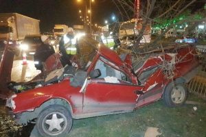 Par&ccedil;alanan otomobilden sağ &ccedil;ıktılar: 3 yaralı