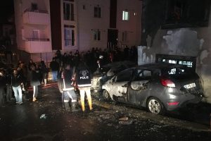 Park halindeki iki otomobil alev alev yandı