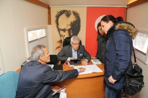 Bursa Nil&uuml;fer Belediye Bozbey karavanıyla mahalle mahalle geziyor