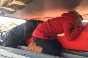 Camiye kadar tabuta sarılarak gittiler