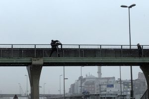 İntihara kalkışan genci polis b&ouml;yle kurtardı