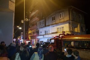 Sevgilisinin ismini mumlarla yazmaya &ccedil;alışırken evi yaktı