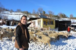 Bursa'da parti binasını ahırın yanına kurdu